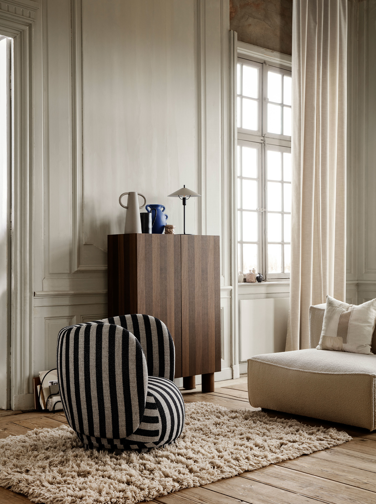 Rico Lounge Chair - Swivel - Louisiana - Sand/Black