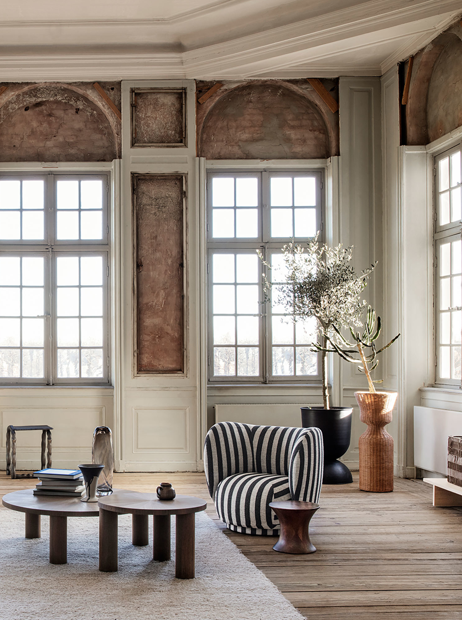 Rico Lounge Chair - Swivel - Louisiana - Sand/Black